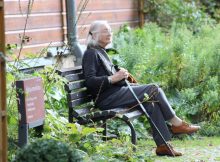 grand mère sur un banc